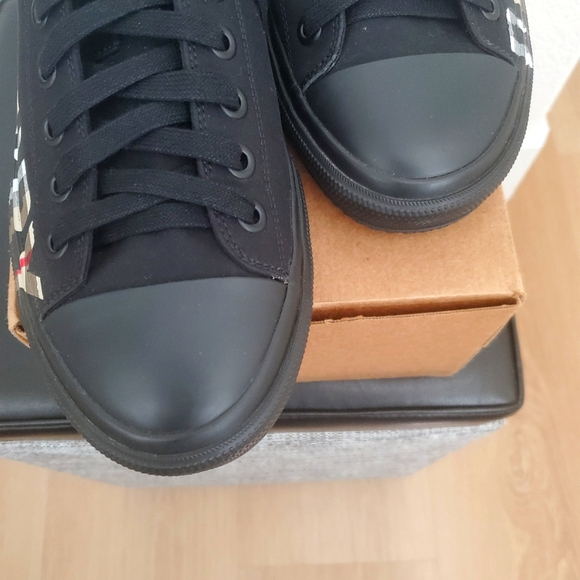 BURBERRY Black Canvas Larkhall Sneakers. - Picture 8 of 13